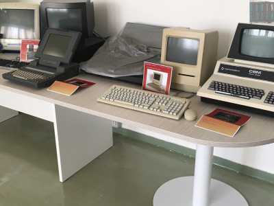 Ed ecco la zona dedicata a sistemi di videoscrittura, tastiere e calcolatori in disuso. Qui � possibile rendersi conto dei progressi nella memorizzazione dei dati 